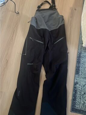 Patagonia Women’s M Black & Gray Technical Ski Bibs